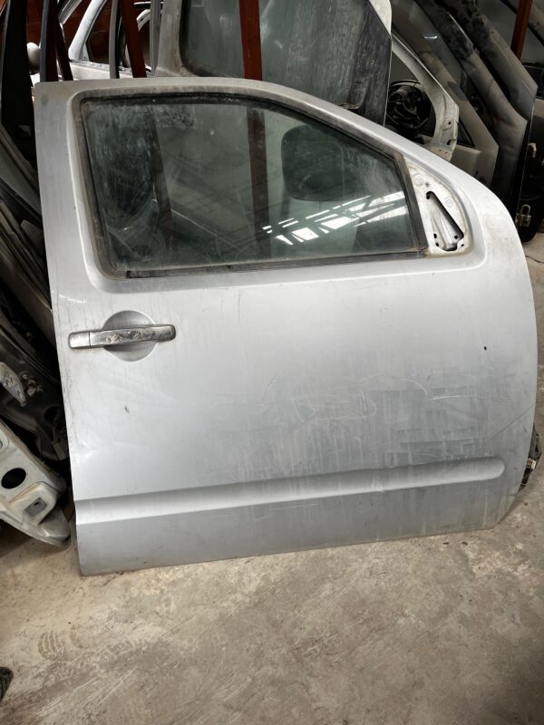 Nissan navara sağ ön kapı