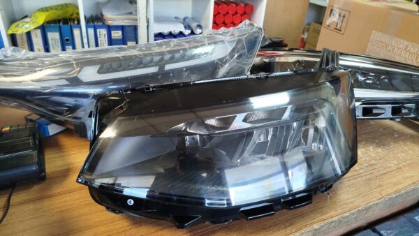 Transporter 2025 sol far LED'li